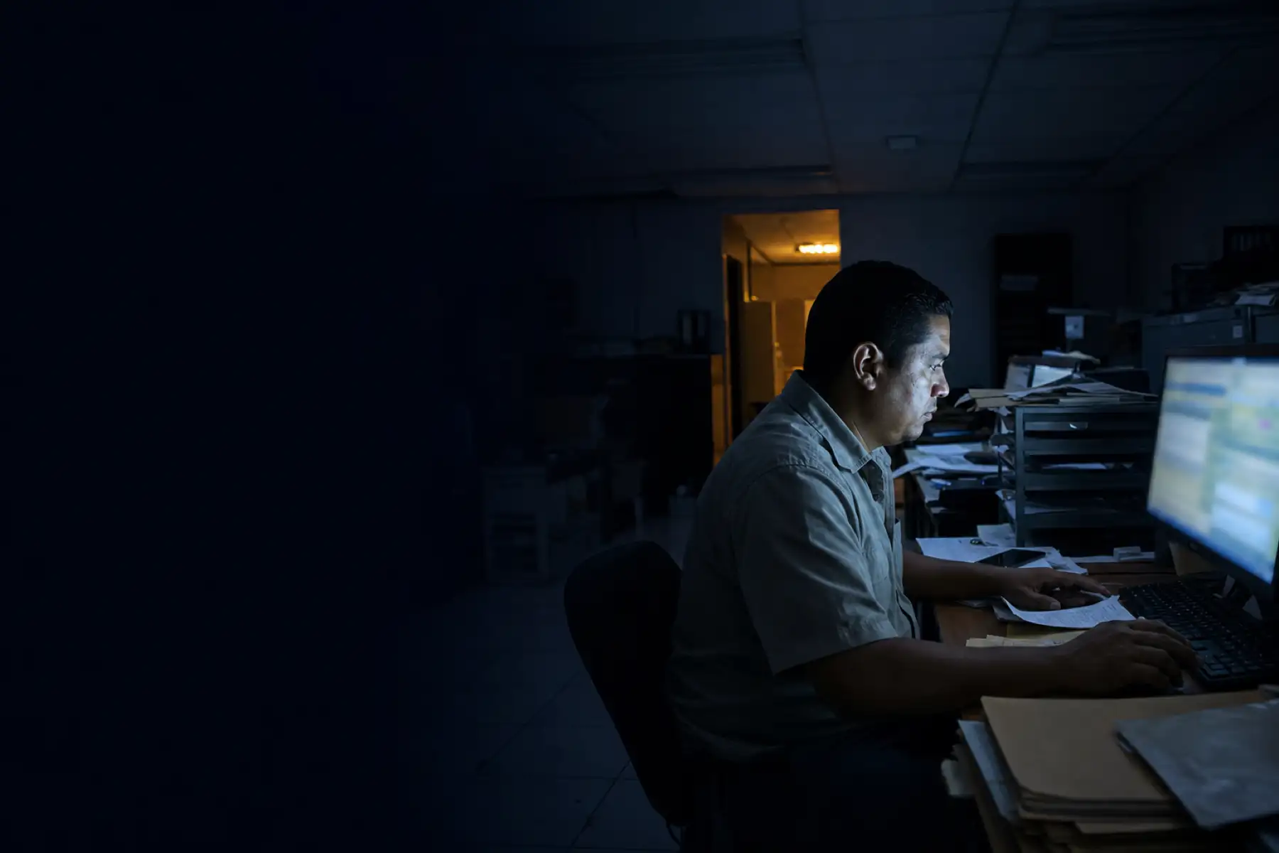 Una persona revisa información en una computadora dentro de una oficina de operación.